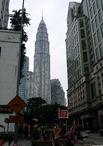 Kuala Lumpur, R/Malaysia/Album2KL/Bild2-1.htmlsiger Urwaldbaum mitten in der Stadt